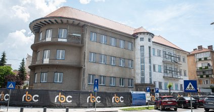 Átlagosan negyvenen dolgoznak, hogy határidőre kész legyen